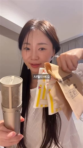 사월 April on Instagram: "jx.wol이 요청 🇯🇵훼미리마트 치킨 #asmr #먹방 #fyp #instagram #foodvideo #travel #여행"