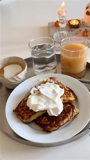 En rolig søndag morgen🩷 kaffe, stearinlys og bananpandekager☕️🥞🕯️ #søndag #morgen #pandekager