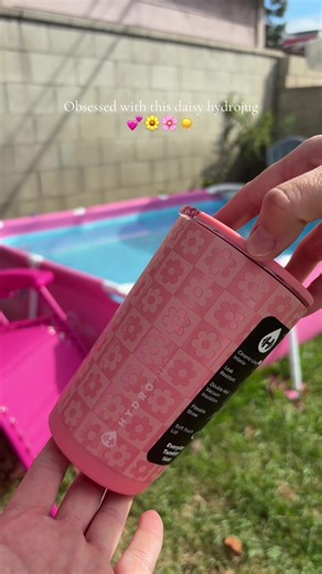 Okay, this is the cutest! 🌸💕 #hydrojug #daisy #tumbler