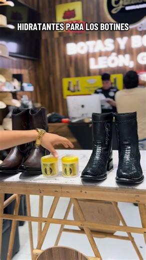 POR TAN 5,900 PESOS MEXICANOS LLÉVATE: Botín piel de venado 🫡 Botín Dylan piel de Python 🫡 ¡¡¡regalos 🎁 adicionales!!! Link de WhatsApp 📲 https://wa.me/message/7XOPZZJGYNZCH1 | Golden Boots Méx