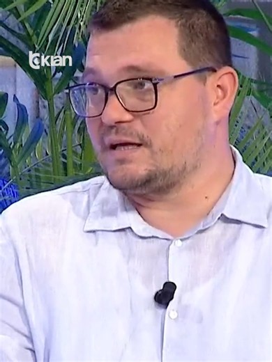 Pas dyerve të spitalit/ Rastet që ndryshojnë një mjek përgjithmonë Erion Bala ka lindur me 1989 në Klos. Pas studimeve në shkollën e mesme “Shaban Çollaku” klos në 2007 ka filluar studimet e larta të infermierisë në Universitetit e Tiranës. Pas mbarimit të masterit shkencor në infermieri ka vazhduar punë si infermier në Spitalin amerikan. Pas punes në vitin 2013 ka nisur studimet e larta në fakultetin e Mjekesisë, si fakultet të dyte. Më pas ka mbaruar specializimin në fushën e mjekësisë së urgj
