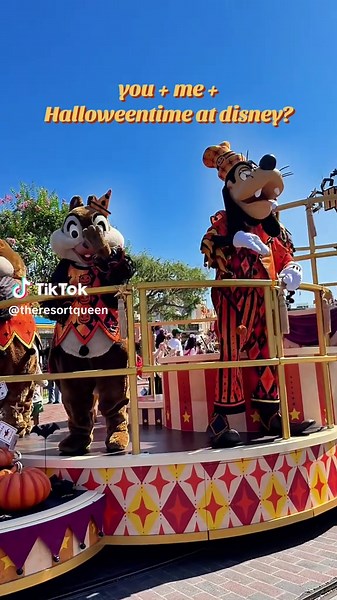 The most wonderful time of year 😈 Halloweentime is back at Disneyland! Don’t miss this seasonal Halloween parade before it’s over! 📍Disneyland & Disney California Adventure #tiktokgofallexperiences #disneyland #halloween #disneylandtips