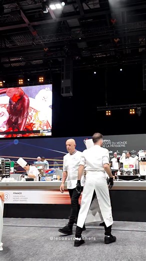 @cmpatisserie : On se remet dans l’ambiance ? 😉 . La sélection France de la Coupe du Monde de la Pâtisserie, c’est aujourd’hui ! . Pour le plaisir, et pour bien se rendre compte du travail et de la finesse exigée à ce niveau, on se remet les 3 dernières minutes de la @cmpatisserie_teamfrance à la finale de la @cmpatisserie , au @sirhalyon 2025. . La sculpture sur glace de @mickael.guyader , le coq en sucre de @massingjeremy (on reconnaît sa signature, on se souvient de la finesse des plumes ble