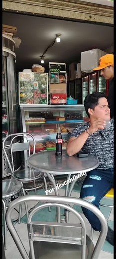 Tomando Gaseosa: Divertida Situación con Amigos
