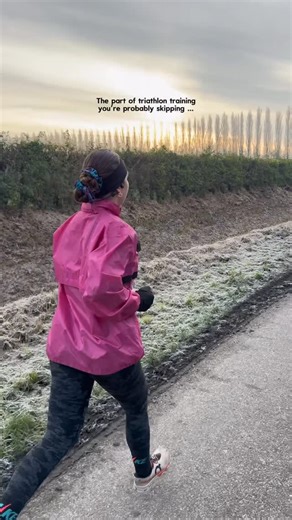 Michelle Tramper on Instagram: "Here 👇🏼 is how to train in a way that translates to real athletic performance: This is an example of how I structure my gym sessions - you can use the same principles to make your strength work transfer directly into real (triathlon) performance. 💥 POWER + COMPOUND To build full-body force, coordination and control - see this as your strength foundation. Exercises include: - Power cleans, hang cleans - ⁠Hip thrusts - ⁠Deadlifts + variations - ⁠Squats - ⁠Lunges 