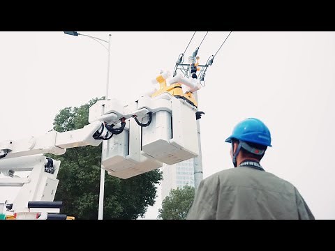 ロボットの遠隔操作で配電線の活線作業 湖北省襄陽市