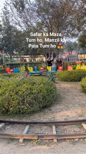 Hanste Hanste Kat Jaye Raste...Jindagi Yunhi Chalti Rahe...🚂👩‍❤️‍💋‍👨#train #couplelove❤️ #mastimood