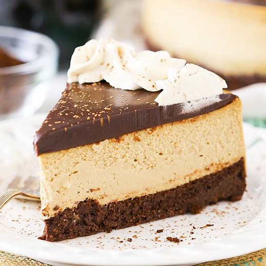 Kahlua Coffee Brownie Cheesecake! A brownie bottom, Kahlua coffee filling, chocolate ganache and Kahlua whipped cream! I'm so in love with this cheesecake! Recipe: http://bit.ly/2mlsiaN Pin it for later: https://www.pinterest.com/pin/113012271880825296/ | Life, Love and Sugar