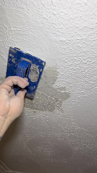 How we blend a textured ceiling… tips and tricks ⬛️🟨 #tipsandtricks #ceiling #plastering #plasterer #fyp