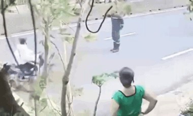 Officer yanks motorcyclist from container truck crash in split-second rescue - VnExpress International