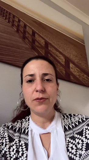 If I could rename it I’d call it “Baby Reverse Bungee jump” 😅, but that backward drop isn’t fun or safe. It actually reinforces extension patterns instead of protective responses. The little “baby head backpacks” might look cute and safe, but from a physiotherapy perspective, they can interfere with how babies naturally learn to move and develop their awareness. 🧠 Babies develop through experience: falling, adjusting & repeating. Those moments are when the automatic postural reactions (like he