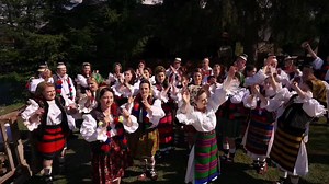 ›› Zilele trecute am lansat primul meu colaj cu "hori culese de pe sate". Îl găsiți pe YouTube ➡️ https://youtu.be/Gji4XQpfZ-Q 🆕 ›› Cu alte cuvinte, de această dată am reușit să scot la lumină cântece vechi, născute aici în Maramureș, pe tărâmul ceterilor. Sunt simțiri ale altor generații, care au avut generozitatea de a mi le oferi, iar datoria noastră este să le purtam în continuare pe brațe. > Postez și pe Facebook cea de-a patra "hore" : Moroșan cu guba sură. Să îmi spuneți dacă vă veseleșt