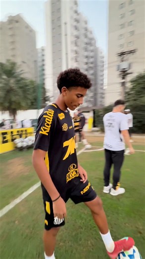 3.2M views · 98K reactions |  Quand le fils de Robinho apprend un nouveau skills à Neymar...  #foot #football #soccer #robinho #robson #robsonjr #neymar #neymarjr #santos #santosfc #bresil #brazil #skills #sport #sports  : @santosfc | beIN SPORTS France | Facebook