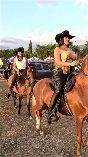 Colombian Women Shine with Grace and Power at Equestrian Fairs | Cabalgatas Colombia