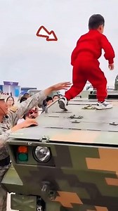 🚨 Little Kid Climbs Army Tank 😲 _ Soldier_s Heartwarming Help ❤️ _Shorts #usreel #viralreel #trendingreel #amazingreel | Fact fusion Mk
