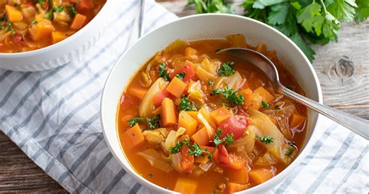 Soupe au chou, céleri et carottes au persil