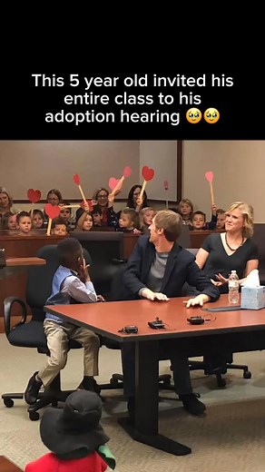 A 5-year-old boy named Michael Clark Jr. from Michigan had a heartwarming adoption day surrounded by love. He invited his entire kindergarten class to his adoption hearing, and they all showed up to support him. His classmates sat in the courtroom, holding paper hearts on sticks, symbolizing their love and encouragement for Michael on his special day. He had been living with his foster parents, Andrea Melvin and Dave Eaton, for a year before the adoption was officially finalized.Michael’s teache