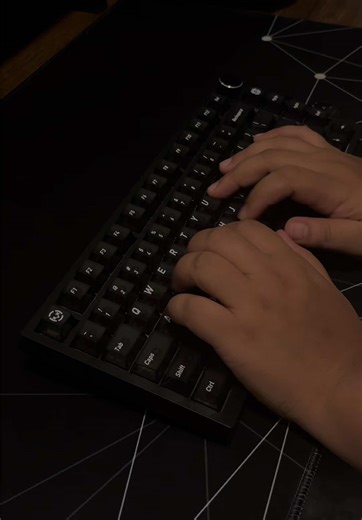 This isn’t the best sounding keyboard I own, but it’s hard to let it go. Back when I was just starting and didn’t have the budget, this was already one of my best 🥹 Still giving it some love with new keycaps from XVX! ❤️✨ Keeb: Ajazz AK820 Switches: Red Keycaps: XVX frosted translucent cherry profile keycaps #keyboard #mechanicalkeyboard #desksetup #typing #asmr