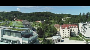 In Rogaška Slatina sind die Glasbläserkunst und das einzigartige heilbringende Mineralwasser Donat Mg zu Hause. 💚 ▶Die Parkpromenade zwischen den Jugendstilgebäuden verbindet schon seit vier Jahrhunderten das berühmte Heilbad mit dem erstklassigen Medizinzentrum. ▶Zahlreiche Spazierwege locken hinaus in die Natur. #ifeelsLOVEnia #sloveniagreen | Feel Slovenia