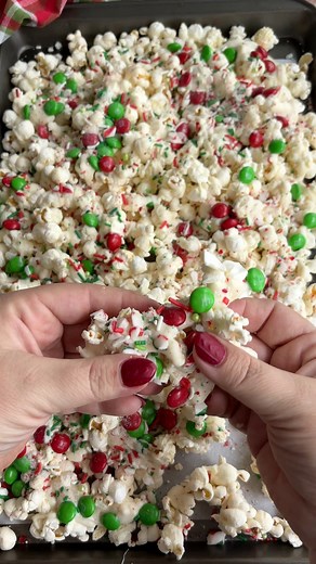 Is it even Christmas if you don’t have some kind of festive snack mix in the house?! SAVE THIS Christmas popcorn - it’s a hit with the teens and perfect for a movie night in with friends or family. Ingredients: 4 cups (120 g) popcorn, salted 12 oz white chocolate melting wafers 1 cup red & green m&ms 1/2 cup crushed candy canes 2 Tbsp festive sprinkles Melt, mix and enjoy! Full recipe below 👇🏻 #christmaspopcorn #christmassnacks #christmastreat #snackmix #popcornrecipe #homemadeheather | Homema