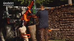 Die am häufigsten zur Brennholzverarbeitung eingesetzte Maschine ist der klassische Holzspalter. Wir waren einen Tag lang mit POSCH Leibnitz unterwegs und haben uns 3 verschiedene Methoden angesehen. Schaltet ein und schreibt uns welche Technik und Maschine euer Favorit ist. (Bezahlte Werbung im Aufrtag der POSCH Gesellschaft m.b.H.) | landwirt.com