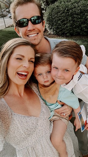 Raise your hand if you can relate! 🙋🏼‍♀️ We’re all about capturing those precious moments, even if we’re not camera-ready. Every smile, every milestone – we want to treasure it all. Our little ones grow up in the blink of an eye, and we want to hold onto every memory we can. 📸💕 From the day our babies are born, it feels like we’re alwayssss behind the lens, making sure every moment is preserved. But wouldn’t it be wonderful to be part of those memories too (WITHOUT HAVING TO ASK)? Dads, take