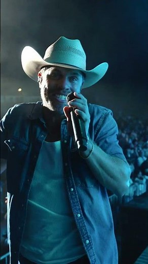 You never know who you’ll see front row! #dustinlynch #countrymusic #livemusic