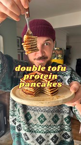DOUBLE TOFU PANCAKES 🥞🥓 Follow @vegan_punks for more of the good stuff and grab the recipe below 👇 As if you didn’t know that’s what the secret was going to be 🫣 P.S. despite us throwing the whole block of silken tofu into the mix, a few people said theirs ended up lumpy, so we’ve updated the instructions to suggest blending the tofu first! Ingredients (makes 8 pancakes) 300g silken tofu 1 cup plain flour 300 ml non-dairy milk 2 tbsp brown sugar 1 tsp vanilla extract 1 tsp baking powder Pinc