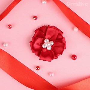 Les fleurs en tissu sont sympas, nous en avons créé une en utilisant du ruban et des perles 🌸 | Creativo France