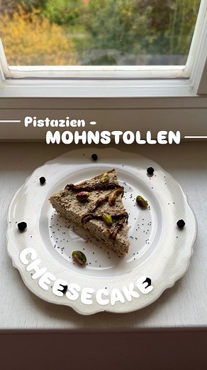 Luise on Instagram: "PISTAZIEN MOHNSTOLLEN CHEESECAKE 💚🎅🏻🍊 Traditionellen Stollen habe ich tatsächlich noch nie gegessen, da ich weder ein Fan von Rosinen noch von Marzipan war, was ja meist in Stollen verwendet wird. Und auch meine Eltern haben ihn nie gekauft oder gebacken und daher war das nie ein Ding bei uns daheim in der Weihnachtszeit… anders als Lebkuchen🤭 Aber heute habe ich mal eine etwas andere Stollenkreation für euch als Cheesecake mit Orange & Stollengewürz in der Creme und ei