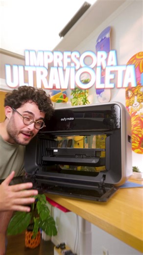 ¡Probando mi primera Impresora Ultra Violeta! Es la eufyMake E1 y te permite imprimir en un montón de superficies diferentes y objetos, com los que te mostré en este video. Ahora mismo está en Stock con un precio de descuento y unos extras evaluados en $400. ¿Qué objeto te gustaría que personalizara yo ahora? Déjamelo en los comentarios.