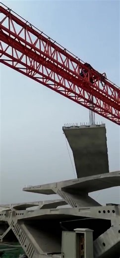 Efficiency matters on the jobsite! 🏗️ Our truss gantry crane handles precast concrete safely and smoothly, keeping your project on track ✨ www.cranesdq.com #ConstructionEquipment #TrussGantryCrane #TrussCrane #ConcreteHandling | All types of cranes and hoists