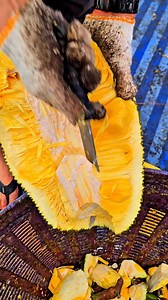 186K views · 1K reactions | Gently scrape away the sticky residue to reveal the stunning golden-yellow center. A simple trick for a clean, sweet, and professional look!" | ปอน วันทานุวง | Facebook