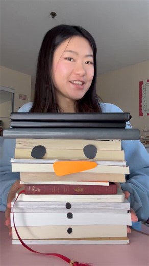 Rou on Instagram: "Snowman book stack tutorial ⛄️📚"