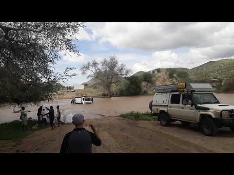 LANDCRUISER PULLING TRUCK OUT OF RIVER