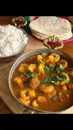 Salwaa's Prawn Curry Share to save recipe on your timeline Salwaa's Cape Malay Cooking From My Kitchen To Yours- keeping our heritage alive Ingredients: 1kg prawns, peeled and de-veined with or without shells 4 dried chillies 1 tsp mustard seeds 2 medium onions, grated 3 Tbsp cooking oil 1 heaped tsp crushed garlic 1 - 2 tsp chilli powder 1 Tbsp roasted masala 1 tsp turmeric 1 tsp coriander powder 1 tsp salt 4 tomatoes, finely chopped / liquidised / grated 2 - 3 green chillies slit optional Juic
