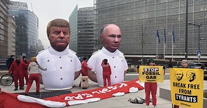 Que signifie l'action de Greenpeace qui met en scène Poutine et Trump en poupées gonflables devant le Conseil de l'UE à Bruxelles ?