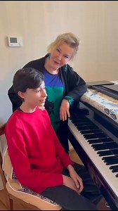 Günaydın..Hafta sonu güzel geçsin..Biz de sevgili Eren ile çalışıyoruz, parmak numaraları seçiyoruz.. Bach, Beethoven, Chopin..🎶🌸🎵💞🎹🎶.Eren Parmakerli Dilek Dizdar | Gulsin Onay
