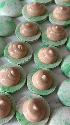 I love the marble look on these macarons and loving the easy method of marbling! Cinnamon Roll Macarons - cinnamon in the shells with a cinnamon roll filling💚🤍 . . Cinnamon - @mccormickspice Almond flour - @bluediamond Gel color “lead green” - @chefmaster Piping tip - @wiltoncakes . . #macarons #frenchmacaron #holidaymacarons #vegasbaker #sweettoothcravingsandmore | Sweet Tooth Cravings and More