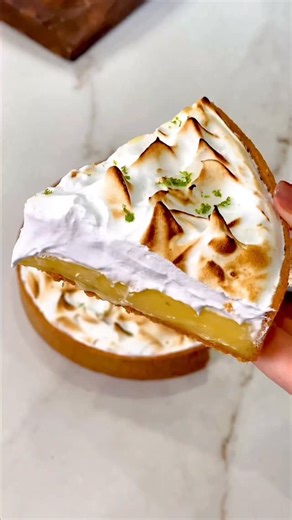 Julia ✨Gagnante le Meilleur Pâtissier 12✨ on Instagram: "🍋 LA TARTE AU CITRON 🍋 PÂTE SUCRÉE 100 g beurre mou 65 g sucre 25 g d’œuf 150 g farine 37 g poudre d’amandes 1 pincée de fleur de sel ➡️ Mélanger beurre + sucre, ajouter l’œuf puis les poudres. Repos 2 h au frais. Étaler fin, foncer un cercle 18/20 cm. Cuire 20/25 min à 160°C. CRÈME CITRON 4 œufs 175 g sucre 20 g Maïzena 100 g beurre 180 g jus de citron Zeste d’1 citron vert ➡️ Blanchir œufs + sucre, ajouter la maïzena et bien mélanger. 