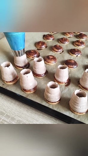 Nakonec jsem se dnes pustila do špiček. 😋 Recept ještě malinko doladím. Objeví se v další kuchařce Helenčino pečení. A výrobu listového těsta natočím zítra. 😉👌 Peču, tvořím, bavím se! 😃 A co vy❓ Taky dnes pečete, tvoříte a bavíte se u toho❓🙂 www.helencinopeceni.cz | Helenčino pečení - Helena Vybíralová