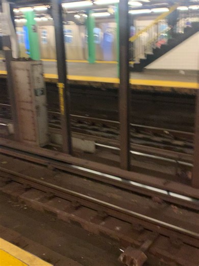 R-Train ran Express between Queens and Manhattan in New York. #mta #train #subwaystation #newyork #viral