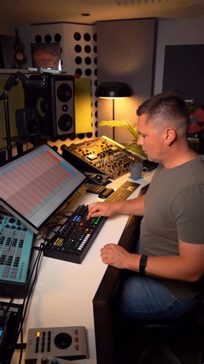 Exploring the @weareelektron Digitone and Syntakt. The main bass sound is coming from our Digits preset library. 🎛️ | Audiotent