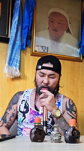 2000-аад онд Номин талст,Камертоны жинхэнэ шүтэн бишрэгч,улаан фэн нь байлаа.Ханз авдаг байжээ🇲🇳🥰🥰😁😁😁 Оюу хавчуургатай их гарын халтар маныг нь зарна шүү хө🤗🤗 | Naranbayr Tumendemberel