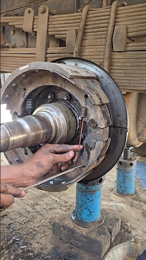 Heavy Duty Truck Rear Brake Pads installation !