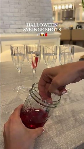 The perfect easy & festive cocktail for your Halloween party🩸💉 #DIY #halloween #halloweendiy