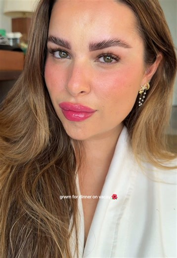 Light Makeup for Dinner on Vacation: A Simple Guide