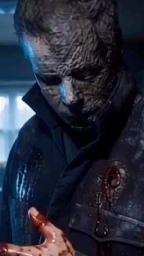 As Michael barely surviving hanging on after years of battles 🎃😈💪🏽 #halloweenends #theshape #michaelmyersmonday #cosplayer #cosplay #horror #cosplaying #cosplayingwhileblack #ʜᴀʟʟᴏᴡᴇᴇɴ2022 #michaelmyers #michaelmyersmask #michaelmyerscosplayer #michaelmyershalloween | Fly Ty's HorrorCosplay Page