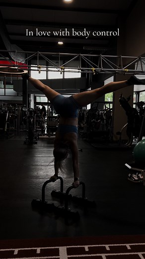 In love with body control #gym#gymgirl#handstand#calisthenics#calis#acrobatics#acro#fit#fitness#flexible#dance#dancer#motivation#bodycontrol#body