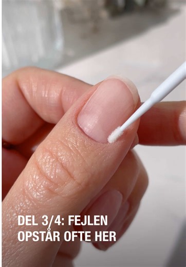 🩷👇🏼 Del 3/4: Den perfekte prep Okay, nu er vi næsten klar til gel! Efter buffing ligger der stadig støv, naturlige olier og fedt på neglen. Og ja… det er nok til, at holdbarheden kan ryge, selvom resten af preppen sidder lige i skabet👀 For hvis der er fedt eller støv tilbage på neglepladen, kan gelprodukterne nemlig ikke hæfte optimalt – og så kan løft komme før tid. Når du renser neglen med cleaner på en fnugfri wipe, fjerner du det sidste overfladiske fedt og støv samt giver dig selv en he